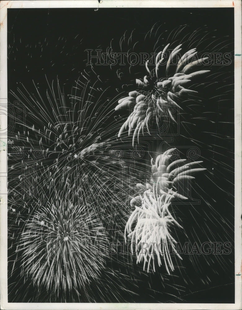 1986 Press Photo Fireworks overhead in Milwaukee, Wisconsin- Historic Images