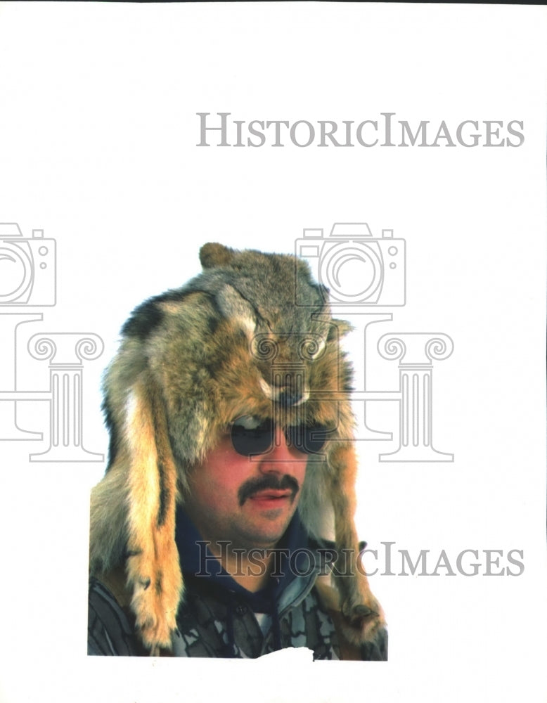 1992 Press Photo Bob Borski, Black Earth,wears Coyote pelt hat while ice fishing- Historic Images