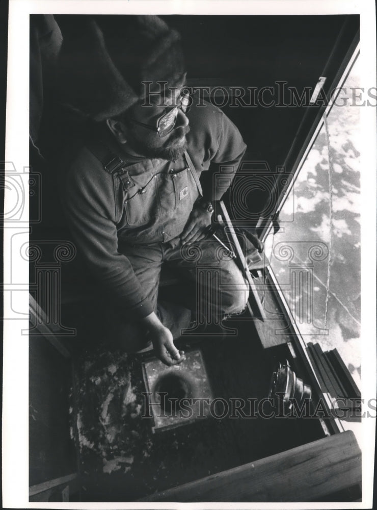 1993 Press Photo Bob Draeger ice fishes from his propane heated fish shanty - Historic Images