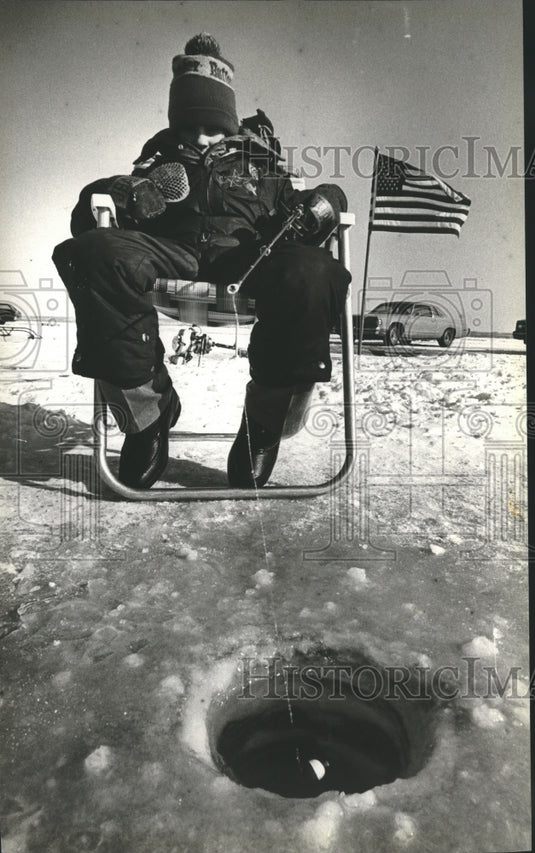 1980 Press Photo Tommy Bergman, waiting for a bite on Lake Winnebago.- Historic Images