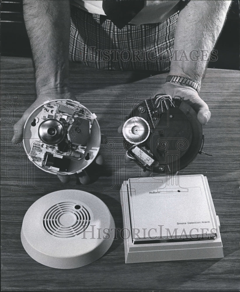 1977 Press Photo Ionization (left) and photoelectric smoke detectors- Historic Images