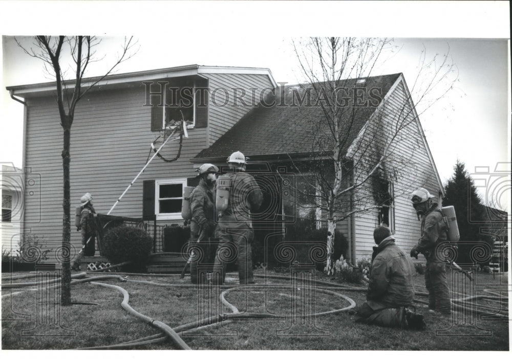 1995 Press Photo Firefighters extinguish fire at Home in Waukesha, Wisconsin- Historic Images