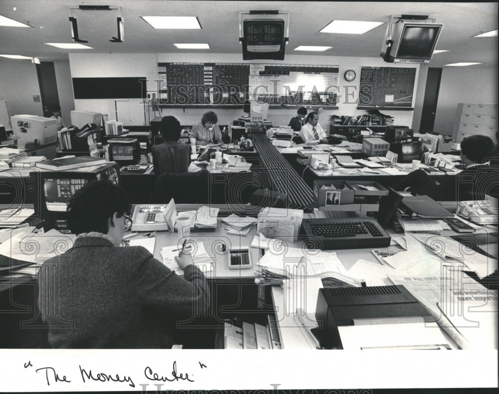 1984 Press Photo Brokerage Facility Elanco Investment Services,  First Wisconsin- Historic Images