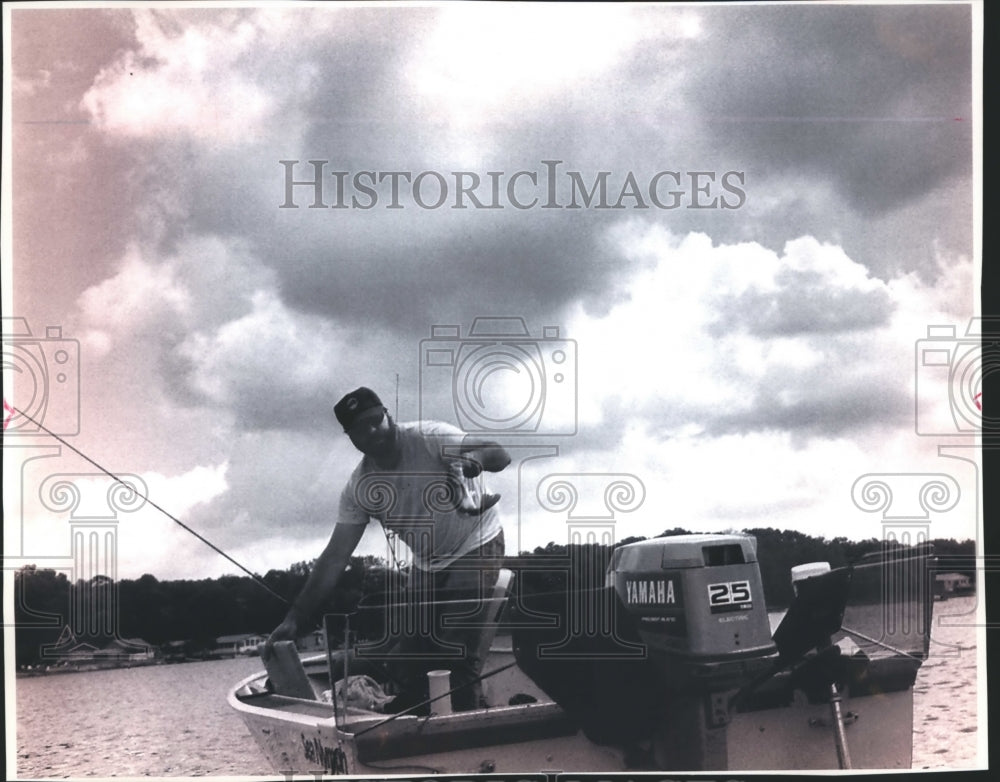 1992 Press Photo Angler Charles Anderson holds up a largemouth bass- Historic Images