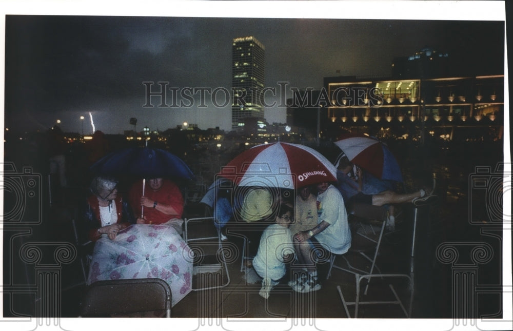 1993 Press Photo Fireworks fans brave bad a summer storm in Milwaukee- Historic Images