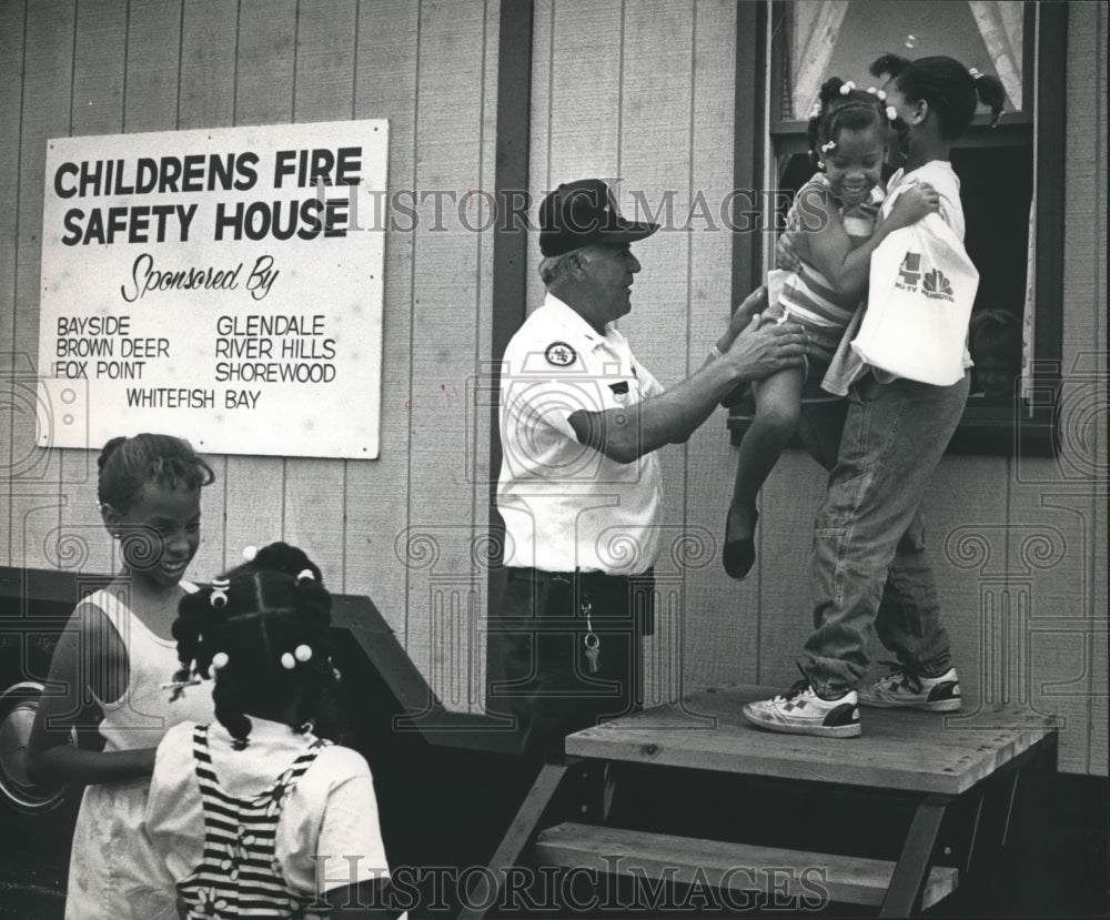 1991 Press Photo Captain Joe Schiesel of Glendale FIre Department Wisconsin- Historic Images