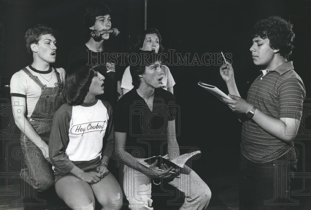 1981 Press Photo Douglas Love Director with Cast of Play Milwaukee, Wisconsin- Historic Images