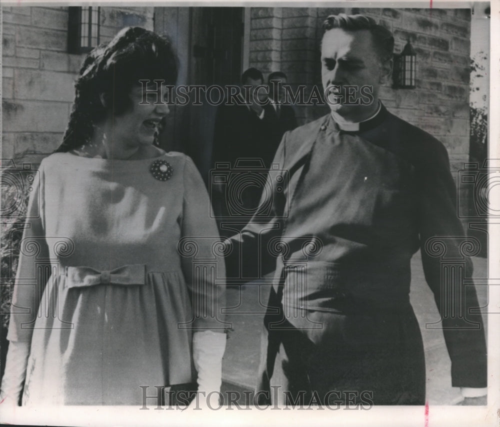 1965 Press Photo Mrs. James A. Lovell speaks with Rev. Donald R. Raish, Texas- Historic Images