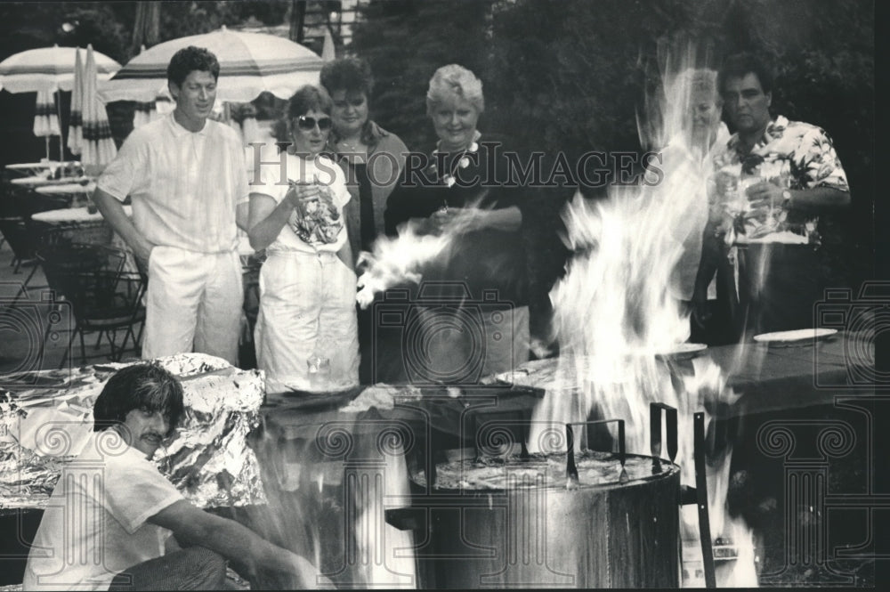 1986 Press Photo Roger Buttke began the Fish Boil-over at Melanec&#39;s Wheelhouse- Historic Images