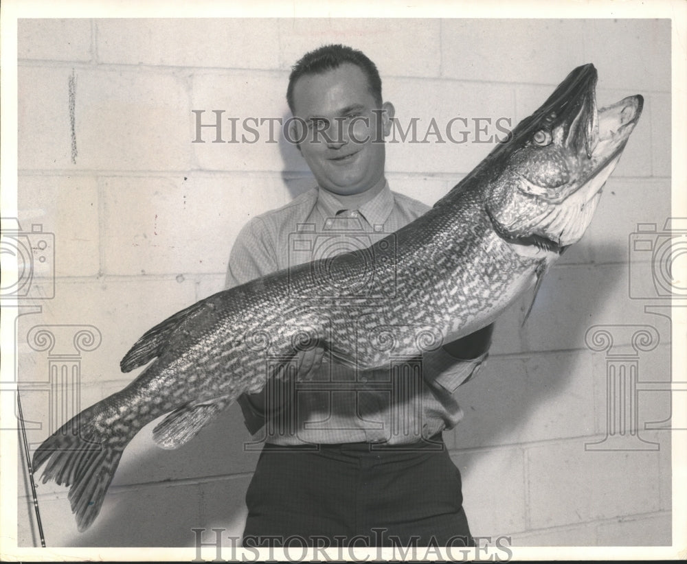  Press Photo Record Northern Pike, 38 pound by Helmut Klug of Winnipeg- Historic Images