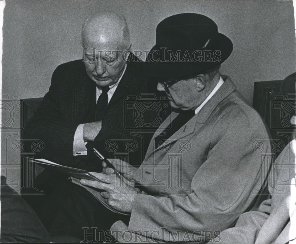 1964 Press Photo Milwaukee Banker Eliot G. Fitch Sits with Lawyer- Historic Images