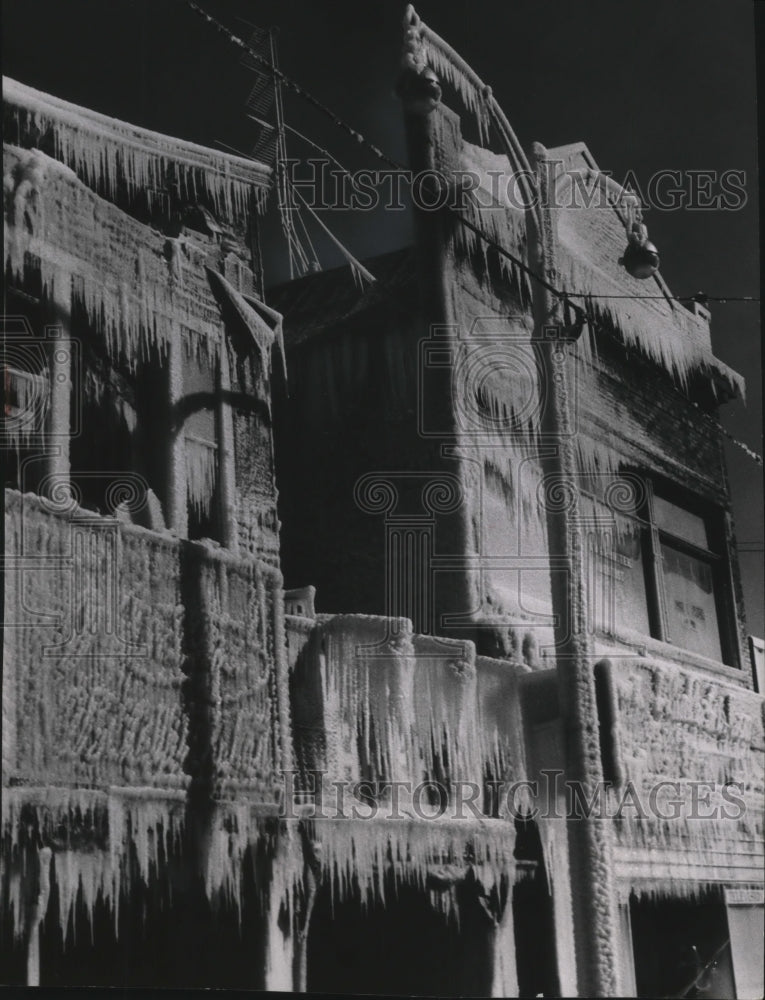 1958 Press Photo Ice on Damaged Buildings After Blaze in Milwaukee, Wisconsin- Historic Images