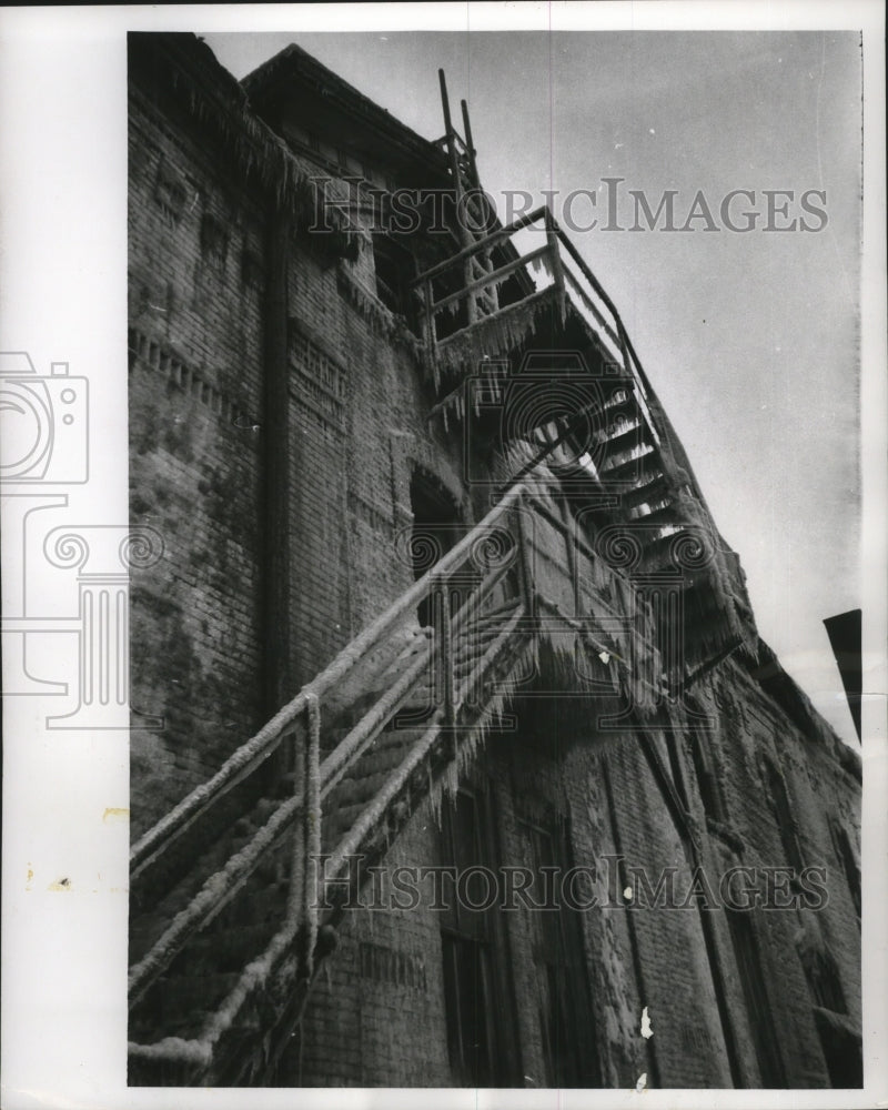 1959 Press Photo Ice Coated Fire Escape of Building on Third Street in Milwaukee- Historic Images