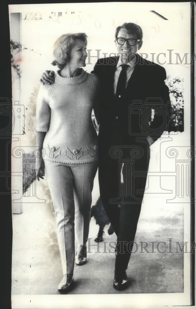 1969 Press Photo Michael O&#39;Shea and Wife, Virginia Mayo at Home- Historic Images