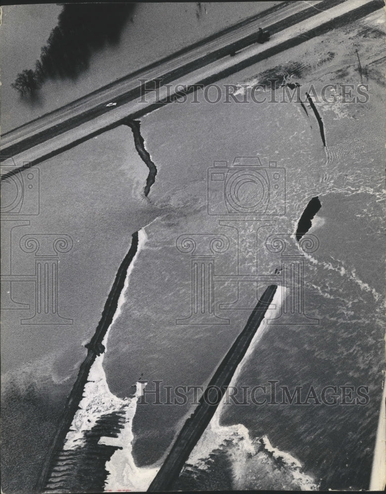 1965 Press Photo Dikes holding the Mississippi collapsed to La Crosse Airport- Historic Images