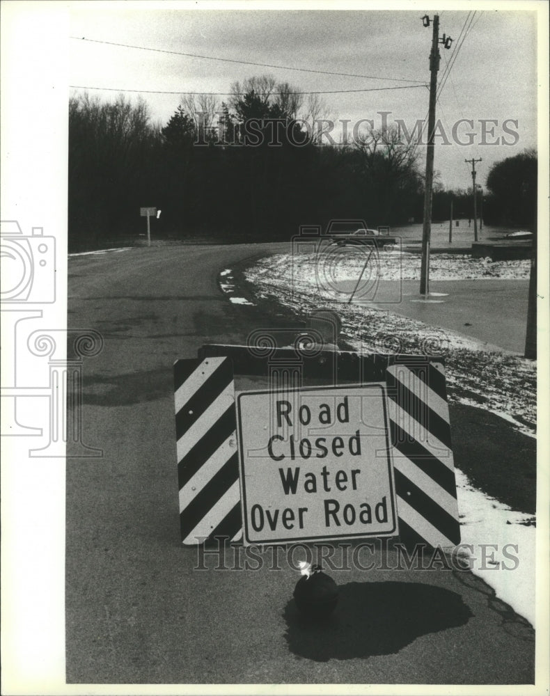 Load image into Gallery viewer, 1983 Press Photo Sign in Pepin County, Wisconsin warns of a flooded road
