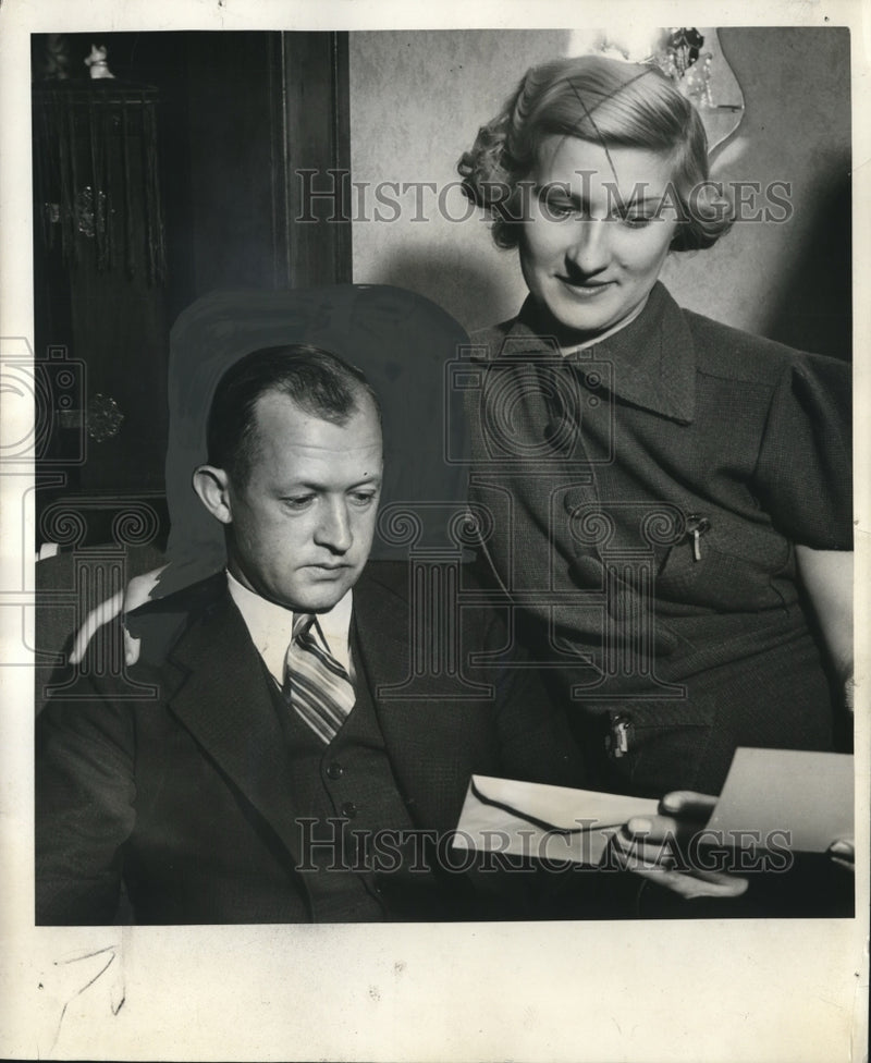 Load image into Gallery viewer, 1937 Press Photo Shortstop Chester Wimpy Wilburn Sits with Wife Reading Mail
