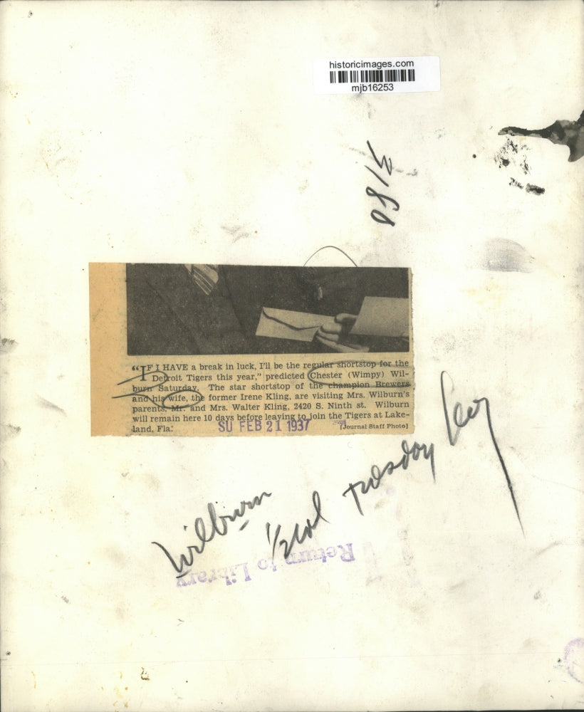 1937 Press Photo Shortstop Chester Wimpy Wilburn Sits with Wife Reading Mail