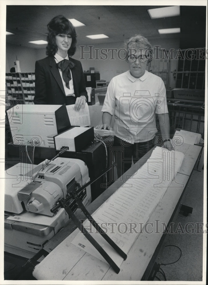 1983 Press Photo Bernita Paul and Arlene Miller inspect Machines in Wisconsin- Historic Images