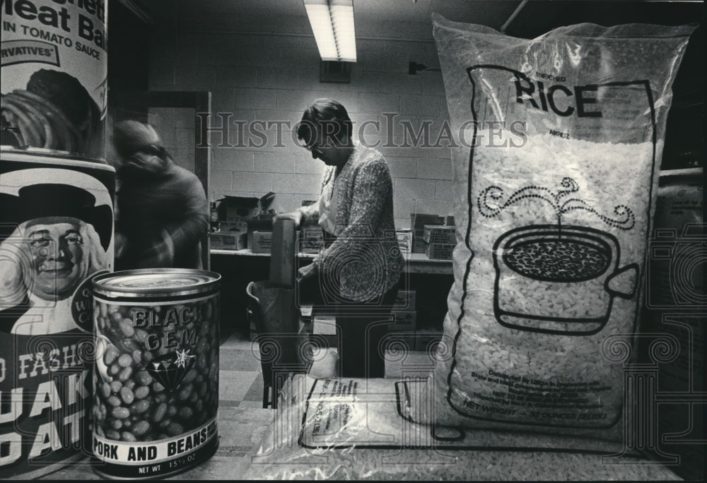 1986 Press Photo Glenn Graham Fills Orders at St. John&#39;s Interchange Food Pantry- Historic Images