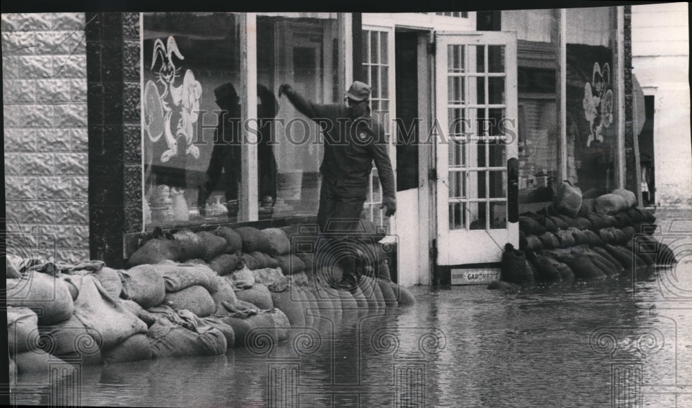 1961 Press Photo Man walks along sandbags in Gays Mills, Kickipoo river overflow- Historic Images