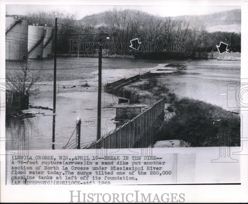 1965 Press Photo A broken dike causes flooding in La Crosse, Wisconsin.  - Historic Images