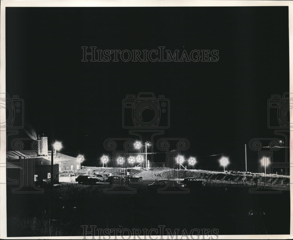 1964 Press Photo Lights at Northern Plastics Co. where water 5 feet above normal- Historic Images