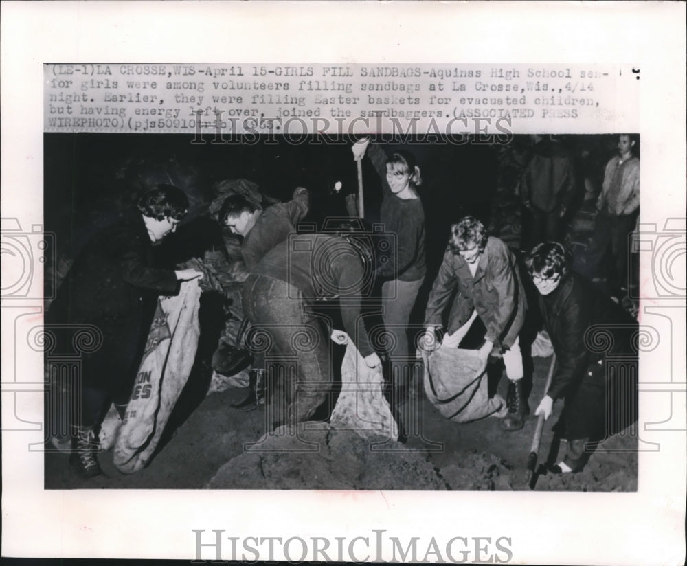 1965 Press Photo Aquinas High School Senior Girls filling Sandbags for La Crosse- Historic Images