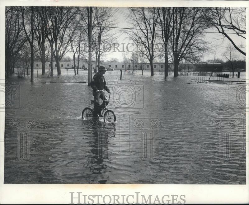 Load image into Gallery viewer, 1976 Press Photo A bicyclist rides along flooded Water Street in New London
