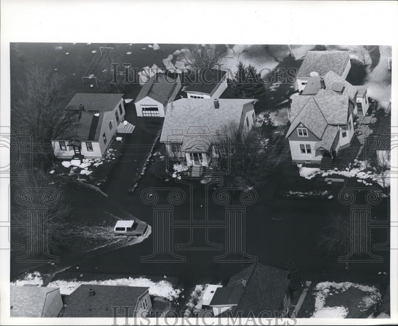 Load image into Gallery viewer, 1968 Press Photo Aerial View of Car Driving Through Flooded Street in Wisconsin
