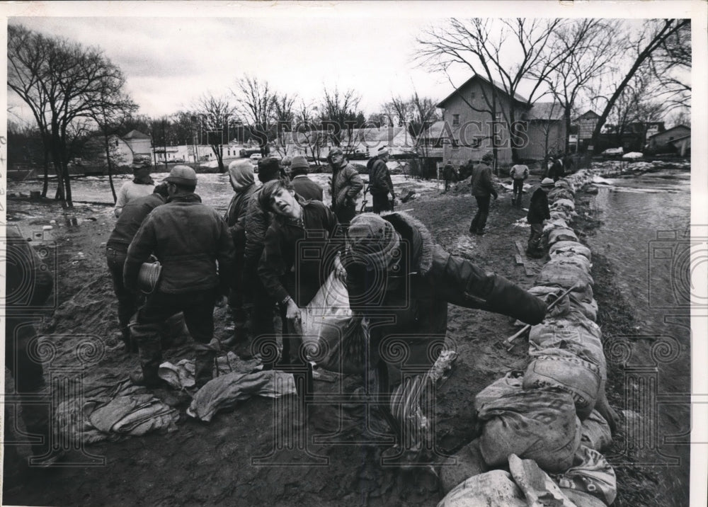 1973 Press Photo Residents of Poy Sippi, reinforce the flooded river, Wisconsin.- Historic Images