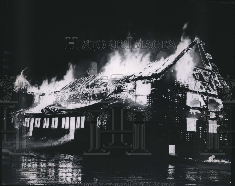 1956 Press Photo  Former Hayloft tavern in Bayside, Wisconsin burns down- Historic Images