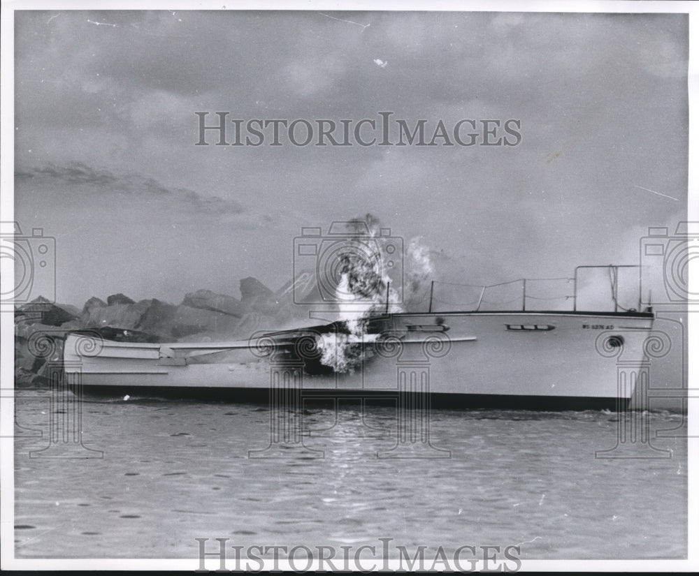 1960 Press Photo Men dived in water when their boat caught fire - Milwaukee- Historic Images