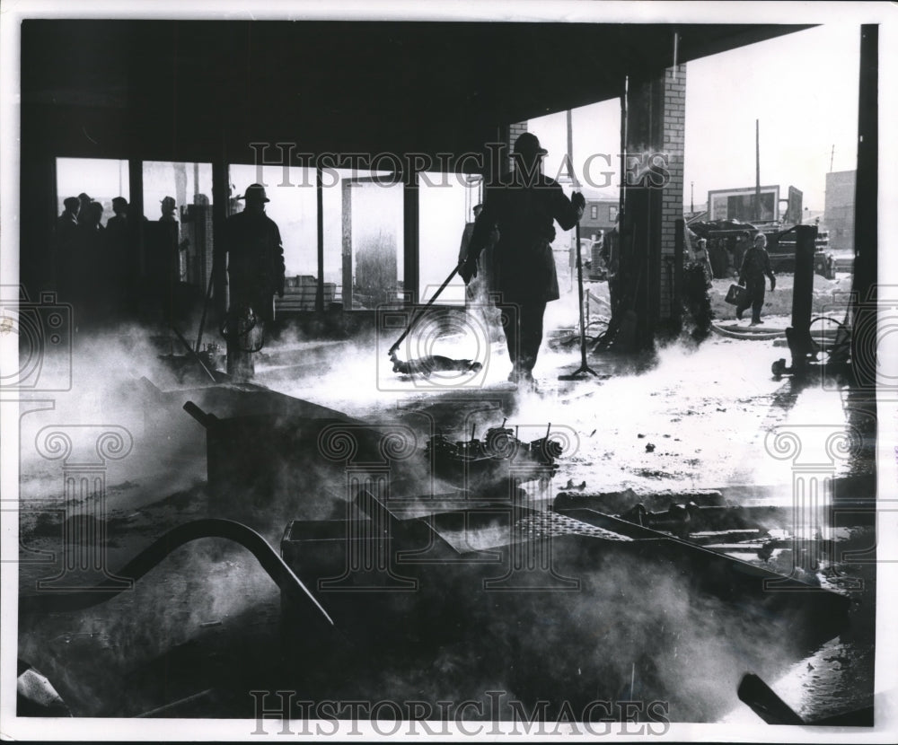 1962 Press Photo Firefighters at a blaze at a Midas Muffler shop in Milwaukee- Historic Images