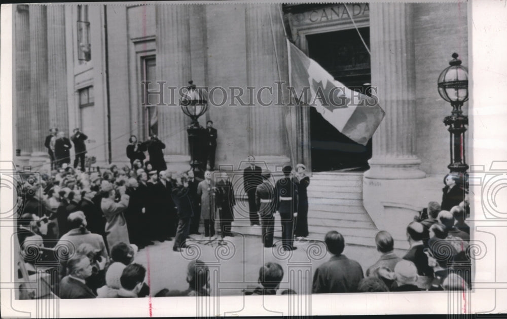 1965 Press Photo Canada&#39;s new flag raised in London&#39;s Trafalgar square- Historic Images