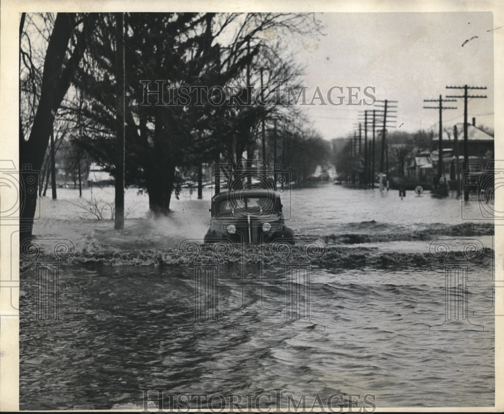 1937 Press Photo Car Driving Through Flood in Wisconsin - mjb17089- Historic Images