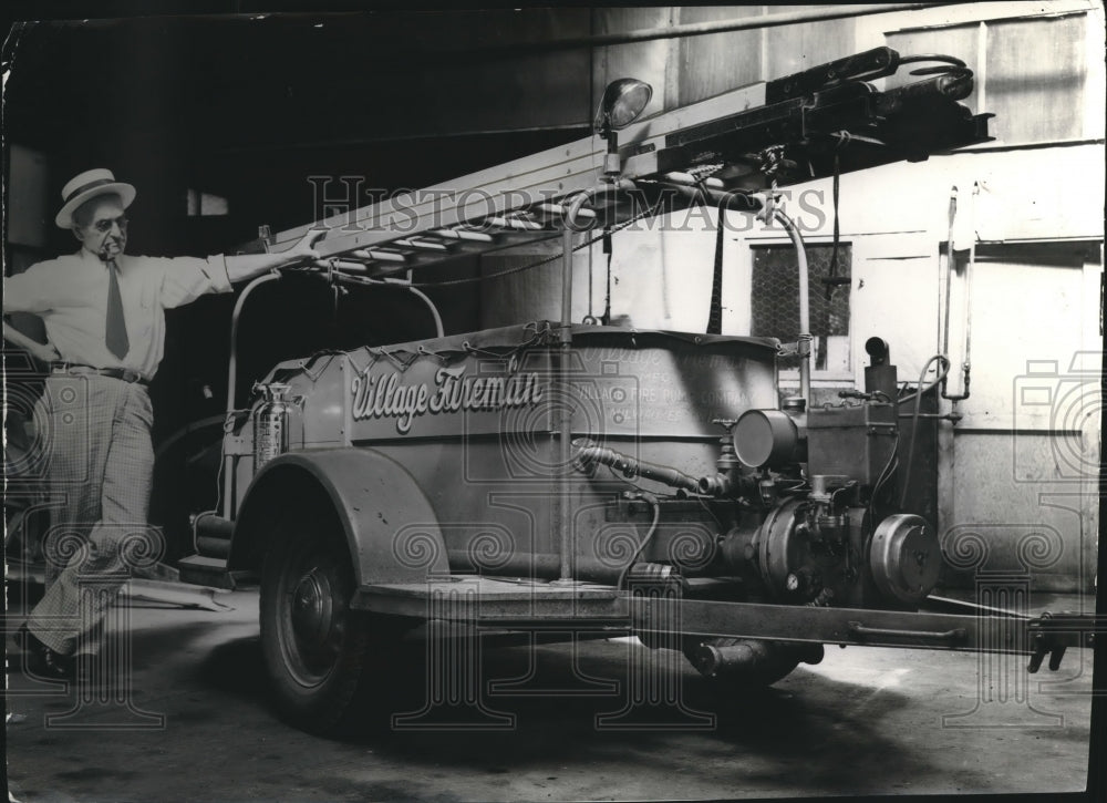 1938 Press Photo Captain Reik with a demonstration fire fighting trailer- Historic Images