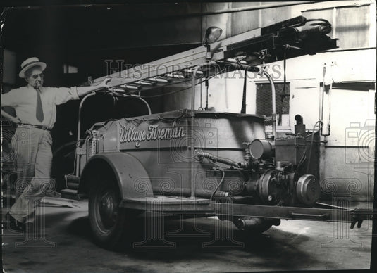 1938 Press Photo Captain Reik with a demonstration fire fighting trailer- Historic Images