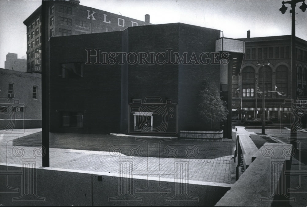 1974 Press Photo First Milwaukee Savings &amp; Loan building with deep tinted glass- Historic Images