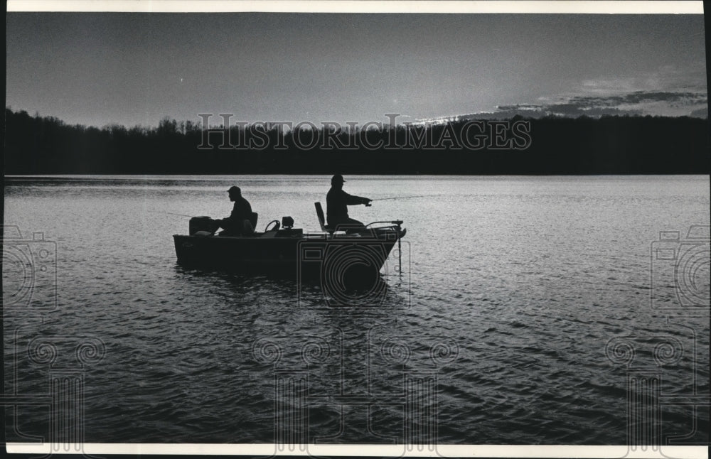 1986 Press Photo Silhouette of Fishermen fishing on Boat on Lake in Wisconsin- Historic Images