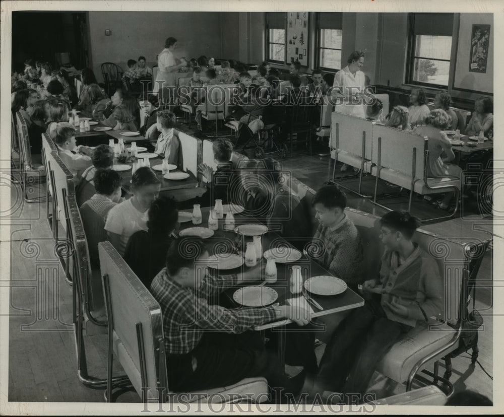 1948 Press Photo Gaenslen School Lunch is being served - mjb17364- Historic Images