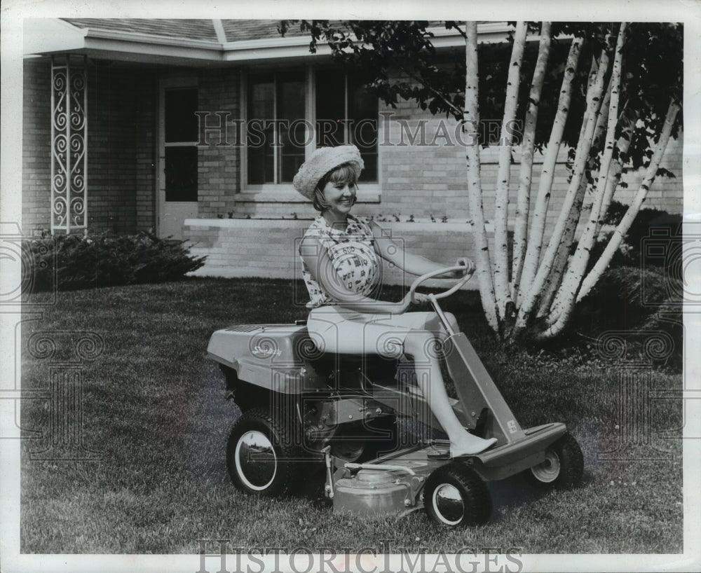 1964 Press Photo 6 Horsepower 1965 Super Wonder Boy Lawnmower - mjb17423- Historic Images