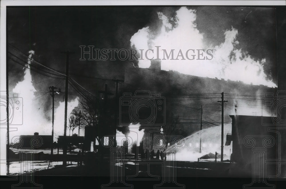 1962 Press Photo Fire raced through a long grain elevator, Manitowoc, Wisconsin.- Historic Images