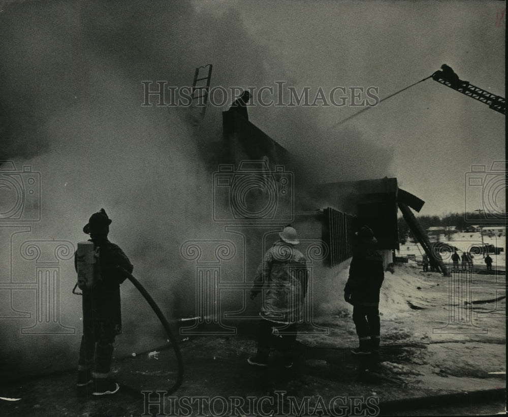 1978 Press Photo Firefighters work on a blaze at the Sterlingworth Motor Inn- Historic Images