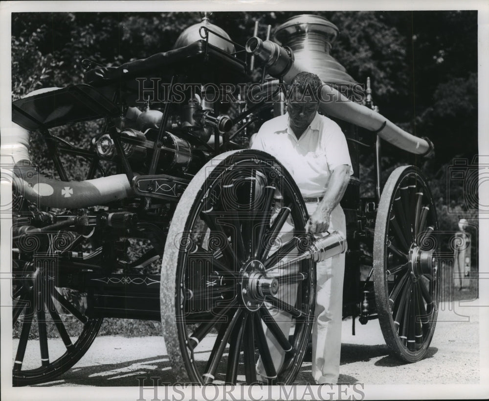 1962 Press Photo George Getz, collector of fire fighting equipment, Lake Geneva.