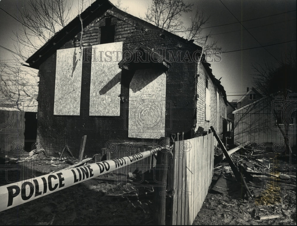 1988 Press Photo Aftermath of a major house fire in Milwaukee, Wisconsin- Historic Images