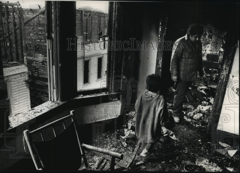Load image into Gallery viewer, 1988 Press Photo Rubble Remains, Father and Daughter Home Destroyed, Milwaukee.

