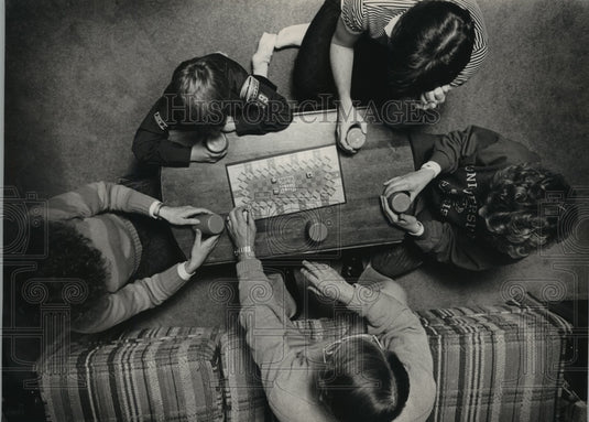 1988 Press Photo Schulist Famliy and Friend play Liar's Dice from Milton Bradley- Historic Images