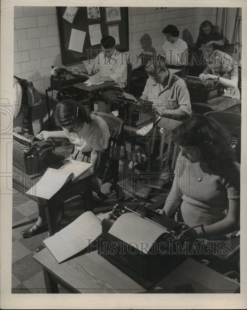 1948 Press Photo Students in Business and typing class at Gaenslen School