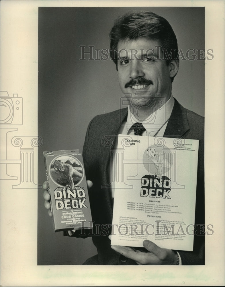1986 Press Photo Jeffrey Szmanda, Milwaukee, holds his teaching aid, Dino Deck- Historic Images